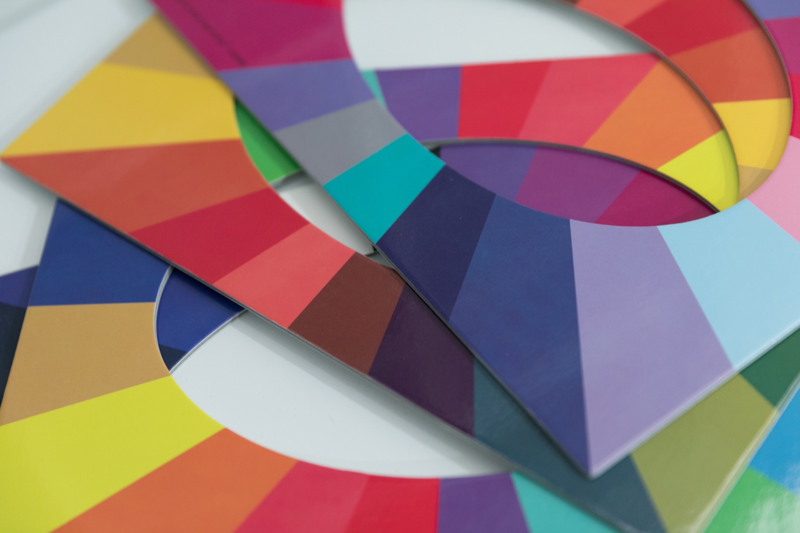 Drappi e palette colore dell’armocromia in tinte accese